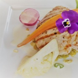 Gaumenkitzel-gegrillte-Kalbsscheiben-mit-Schnittlauchsosse-Gemuese-und-Ebly